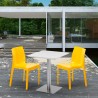 Biały kwadratowy stolik 60x60 cm z 2 kolorowymi krzesłami Ice Hazelnut Cechy