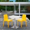 Biały kwadratowy stolik 70x70 cm ze stalową podstawą i 2 kolorowymi krzesłami Ice Strawberry Model