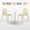 Biały kwadratowy stolik 70x70 cm z 2 kolorowymi krzesłami Gruvyer Meringue Środki