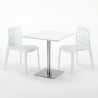 Biały kwadratowy stolik 70x70 cm ze stalową podstwą i 2 kolorowymi krzesłami Ice Strawberry 