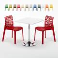 Bialy kwadratowy stolik 70x70 cm ze stalową podstawą i 2 kolorowymi krzesłami Gruvyer Cocktail Promocja
