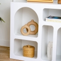 Biała designerska biblioteczka stojąca z zakrzywionymi półkami 80x37x74 cm Lessa Oferta