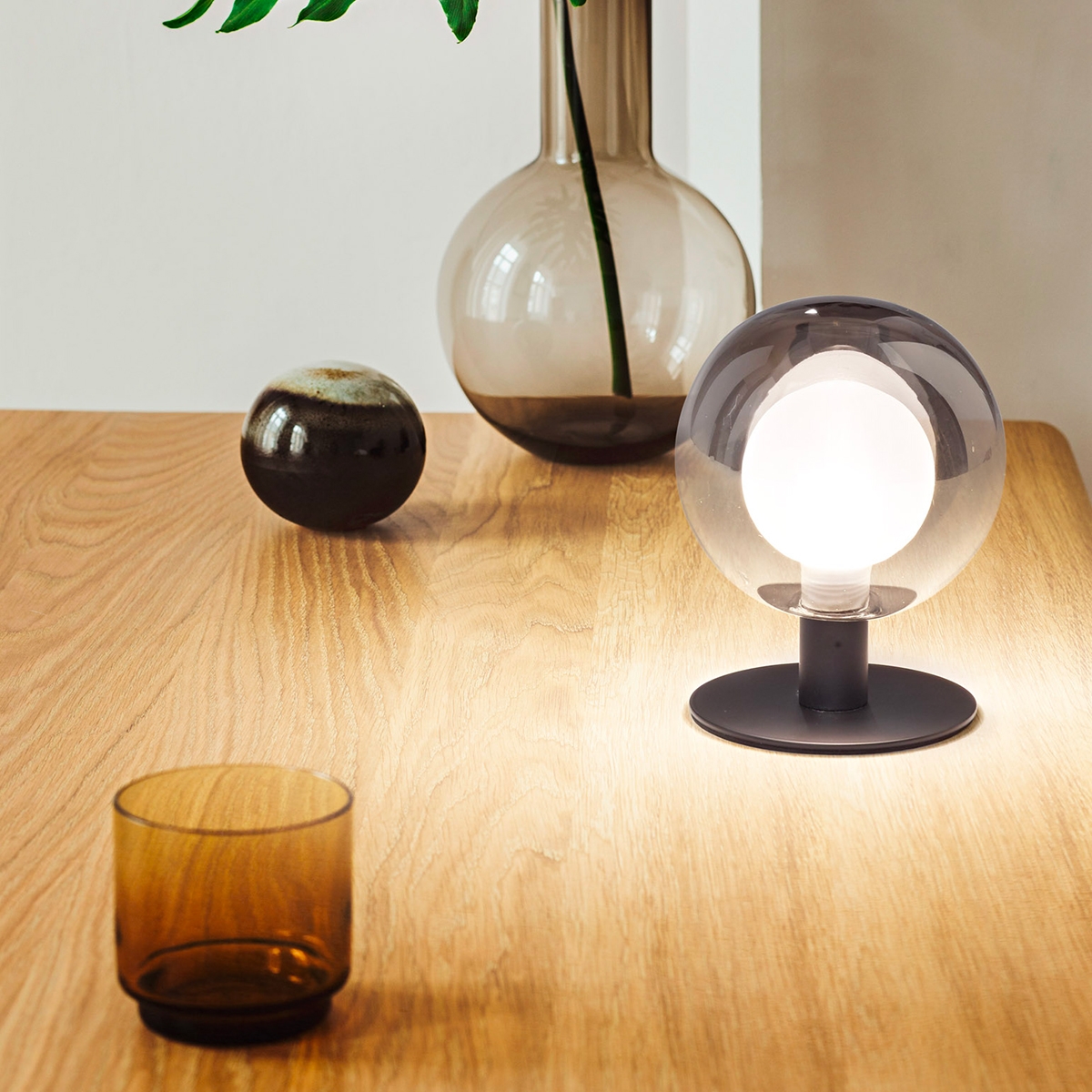 Lampa stołowa designerska kulista z szkła i metalu Teramo Promocja Lampa stołowa designerska kulista z szkła i metalu Teramo Promocja