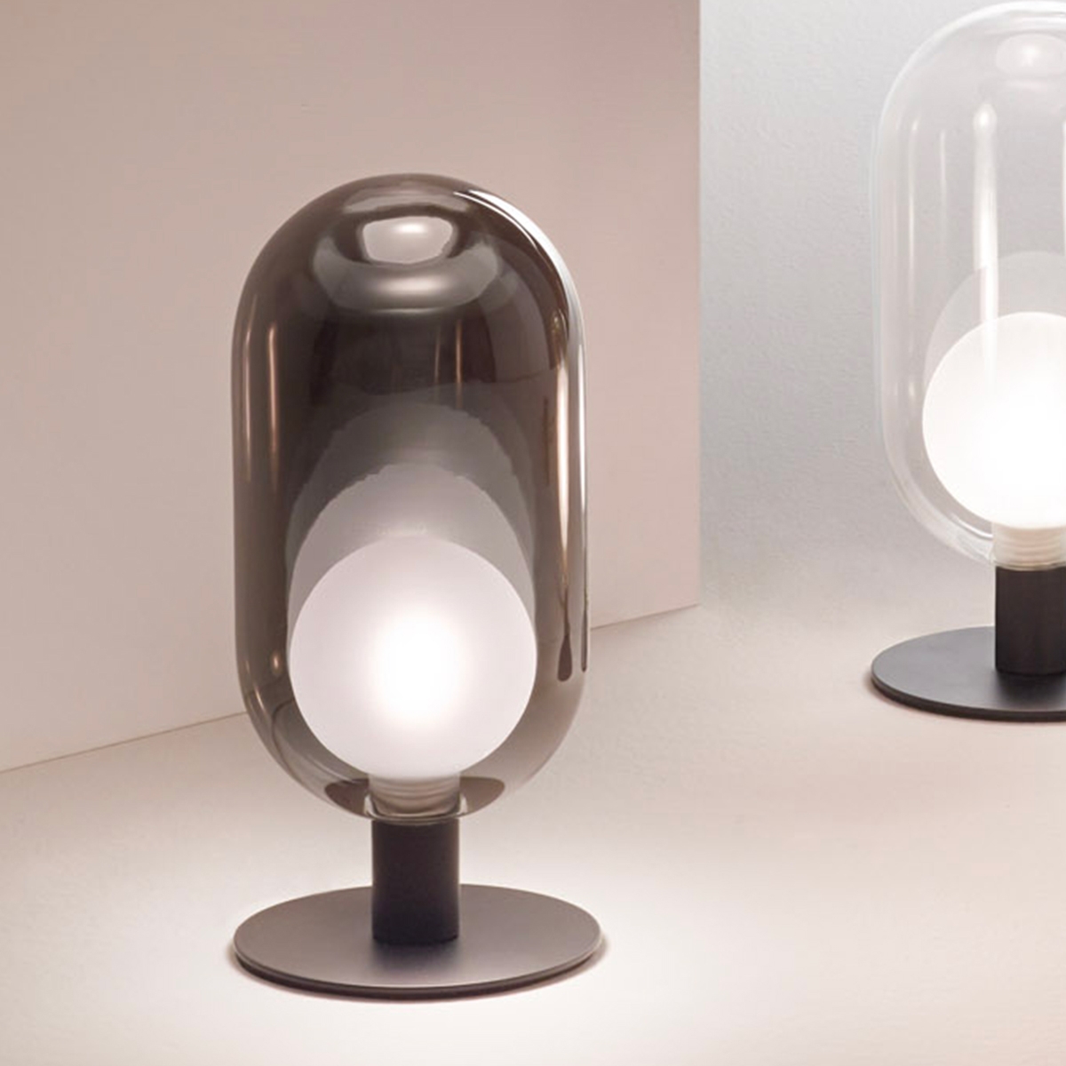 Lampa stołowa LED ze szkła dymionego i czarnego metalu w stylu vintage Gubbio Promocja Lampa stołowa LED ze szkła dymionego i czarnego metalu w stylu vintage Gubbio Promocja