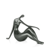 Nowoczesna rzeźba z żywicy imitująca metal, figura kobieca Bela-M Cechy