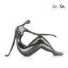 Nowoczesna rzeźba z żywicy imitująca metal, figura kobieca Bela-M Katalog