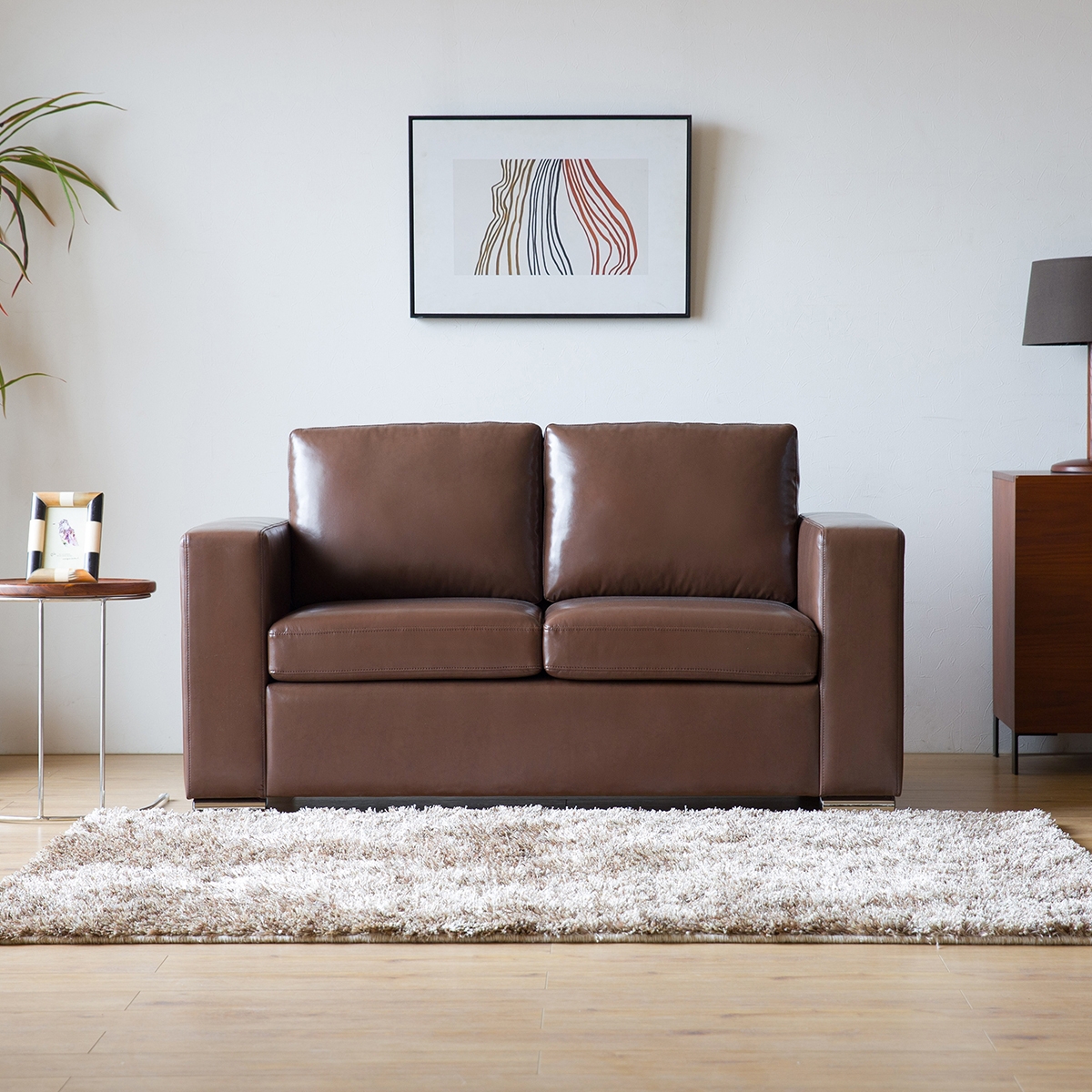 Klasyczna sofa do salonu 2-osobowa z brązowej skóry ekologicznej Momo Promocja Klasyczna sofa do salonu 2-osobowa z brązowej skóry ekologicznej Momo Promocja