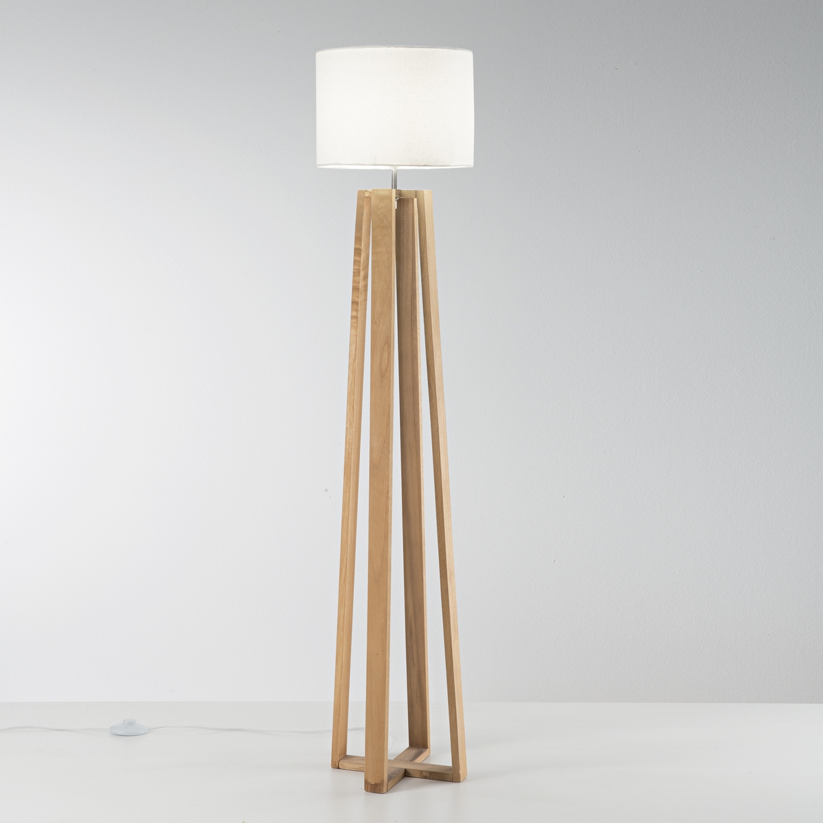 Lampa stojąca z naturalnego drewna z białym abażurem tkaninowym Berry PT Promocja Lampa stojąca z naturalnego drewna z białym abażurem tkaninowym Berry PT Promocja