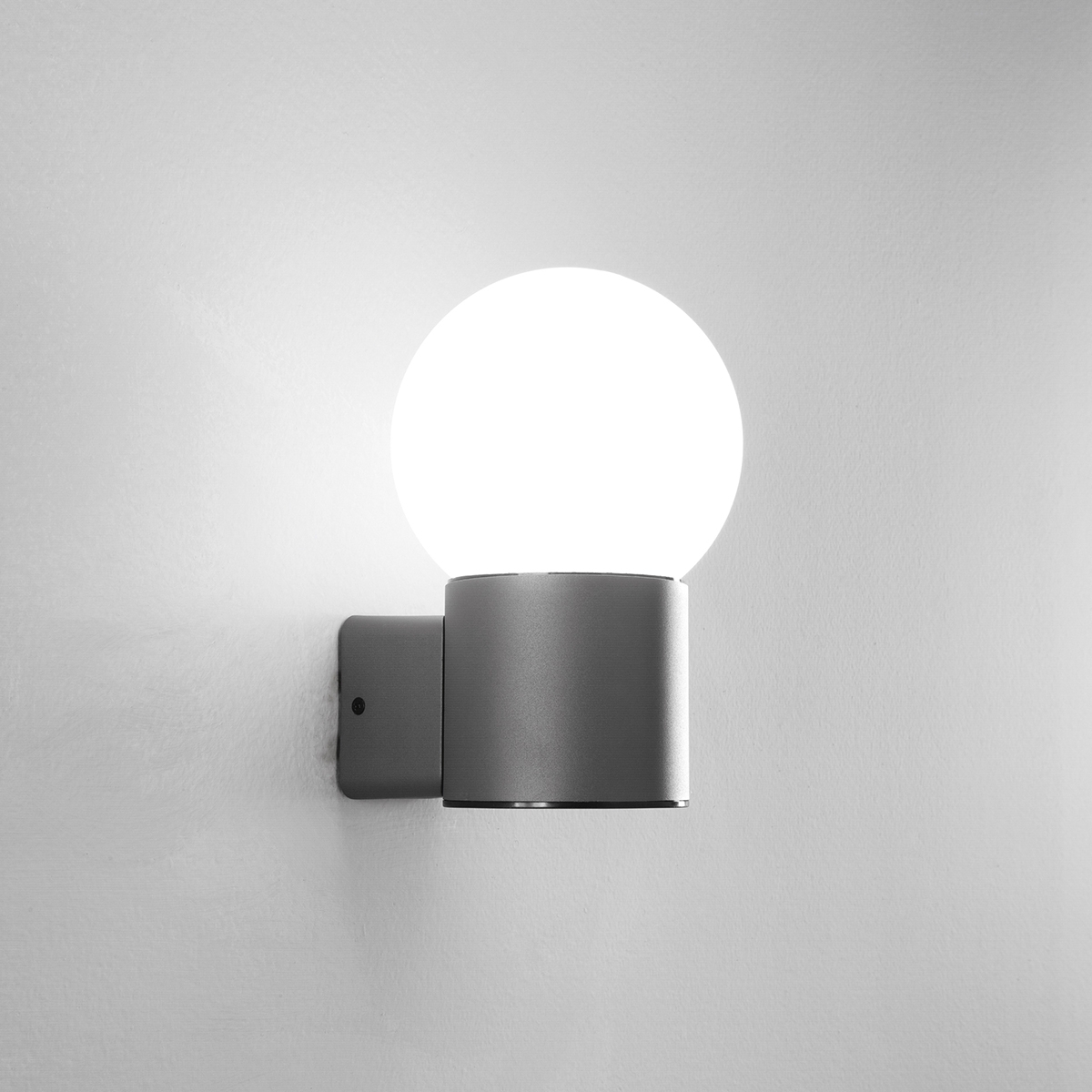Lampa ścienna zewnętrzna do ogrodu z kulistym kloszem Skittle Promocja Lampa ścienna zewnętrzna do ogrodu z kulistym kloszem Skittle Promocja