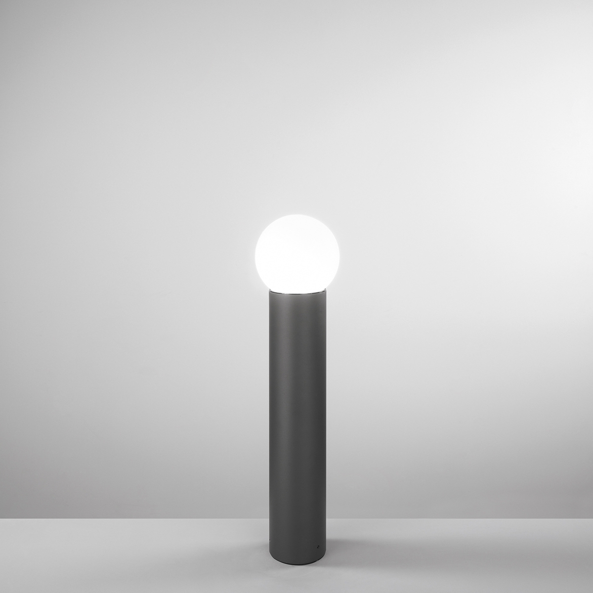 Lampa ogrodowa z kulistym kloszem h65cm Skittle Promocja Lampa ogrodowa z kulistym kloszem h65cm Skittle Promocja