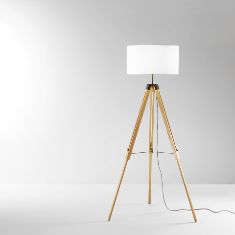 Lampa stojąca na trójnogu z drewna z białym kloszem z tkaniny Studios Promocja