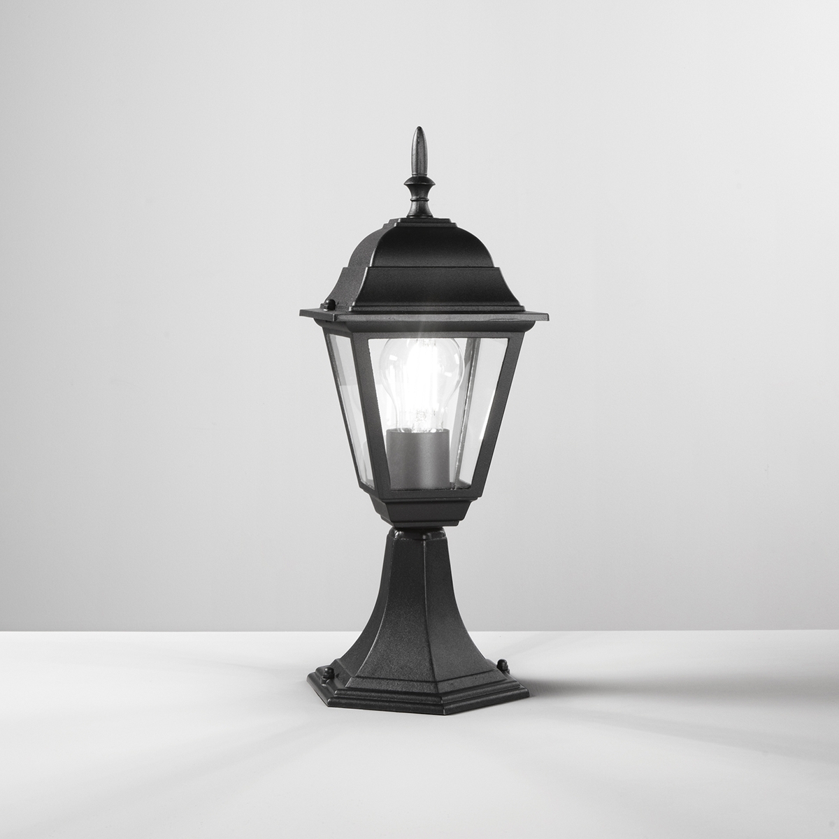 Czarna lampa ogrodowa zewnętrzna z kloszem szklanym Roma Promocja Czarna lampa ogrodowa zewnętrzna z kloszem szklanym Roma Promocja