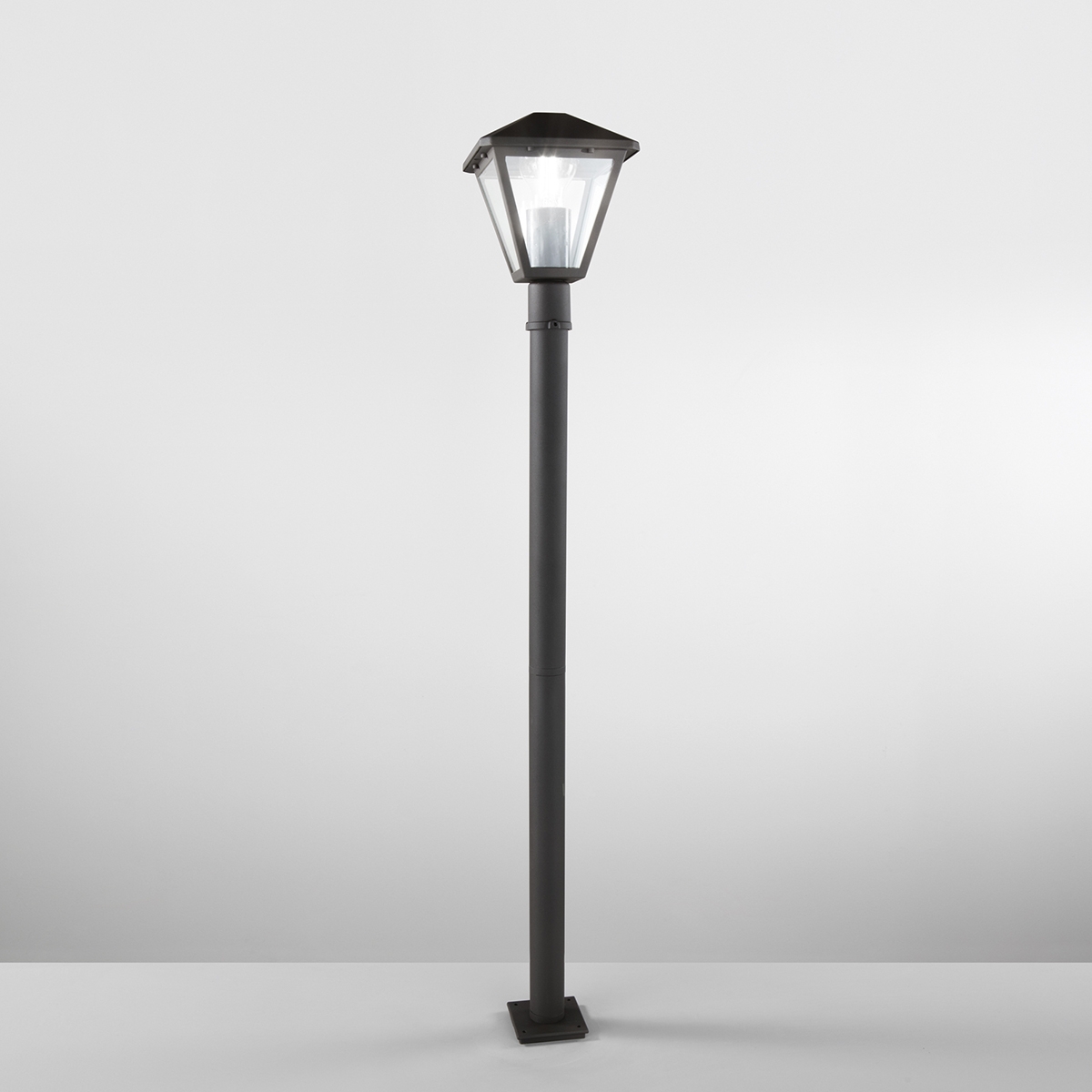 Latarnia ogrodowa z kloszem szklanym h100cm Prisma Promocja Latarnia ogrodowa z kloszem szklanym h100cm Prisma Promocja