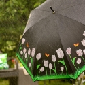 Parasol z tulipanami zmieniającymi kolor pod deszczem Wybór