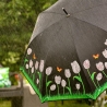 Parasol z tulipanami zmieniającymi kolor pod deszczem Wybór