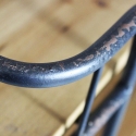 Regał na książki z kółkami w stylu industrialnym Alban Oferta