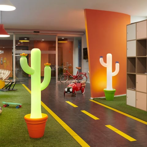 Lampa naziemna w kształcie kaktusa Cactus Slide Design