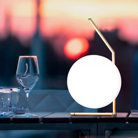 Złota designerska lampa stołowa ze szklaną kulą abat jour Bella