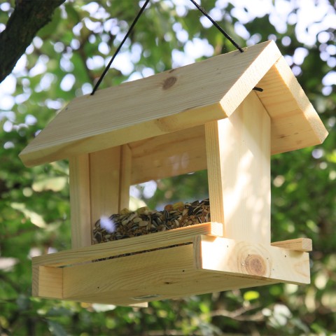 Karmnik dla dzikich ptaków z drewna na zewnątrz Cipì